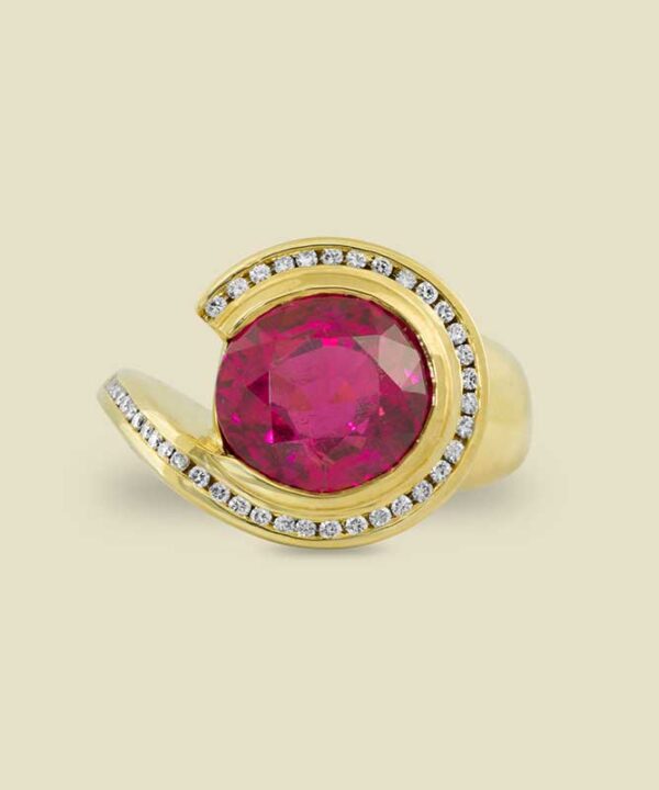 16 Red Tourmaline 421ct with Diamonds 058ct in 18K Yellow Gold